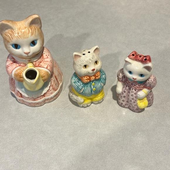 Avon salt n pepper shaker and creamer. Super cute . Little chip on boys ear - Picture 1 of 4